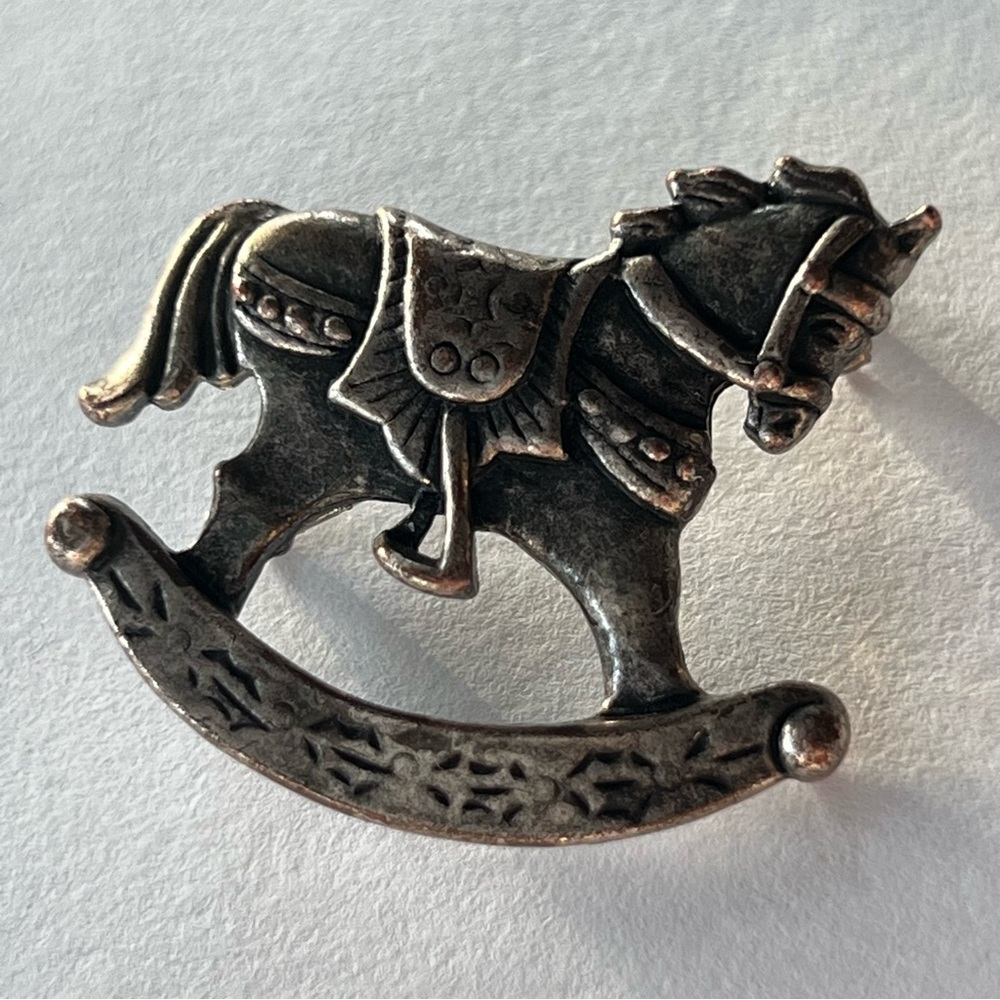 🎠 Vintage-Style Metal Rocking Horse Brooch – Intricate Equestrian Design